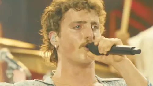 Benson Boone se prend-il pour Freddie Mercury ?