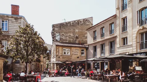 Distribution des bracelets en Gironde suspendue 