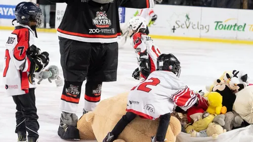 Boxers de Bordeaux : des peluches pour les enfants hospitalisés