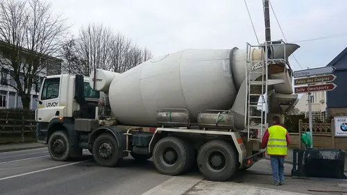 Issy-les-Moulineaux : la bétonnière tombe dans la Seine et fait un...