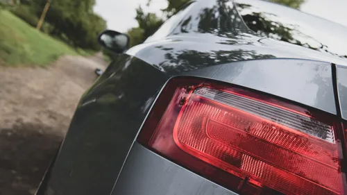 Minute conso : bientôt un quatrième feu stop sur les voitures ? 