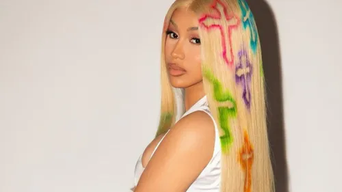 Cardi B fait sensation au show Schiaparelli avec son incroyable...