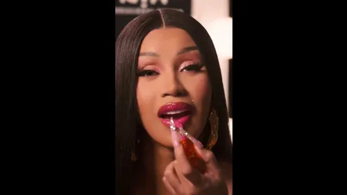 Cardi B reprend l'un de ses célèbres gimmicks pour une pub du Super...