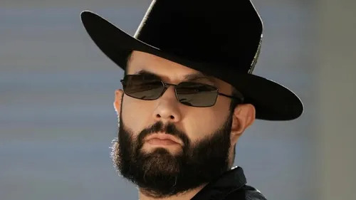 Carín León reporte ses concerts à cause de la dengue