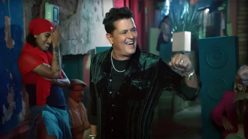 Carlos Vives, Black Eyed Peas, Play-N-Skillz - El Teke Teke