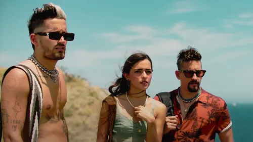 Carlos Vives, Mau y Ricky, Lucy Vives - Besos en Cualquier Horario