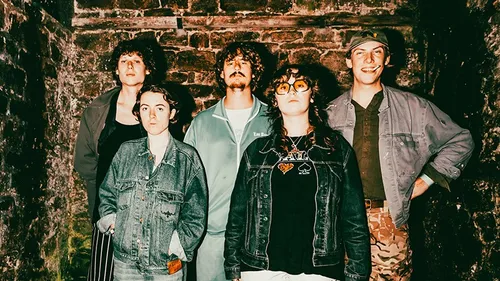 Fat Dog annonce son deuxième album avec un single éponyme