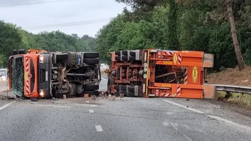 Un camion se renverse sur l’A62, la circulation est coupée dans le...