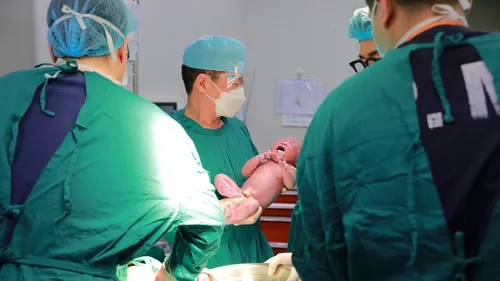 Un accouchement plus humain : l’innovation de la césarienne...