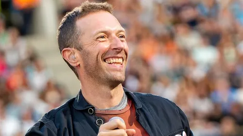 Chris Martin chute lors d’un concert à Melbourne
