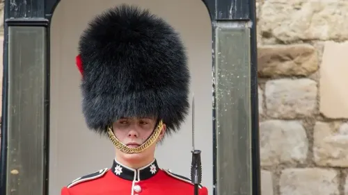 Pourquoi les célèbres soldats britanniques montent la garde devant...