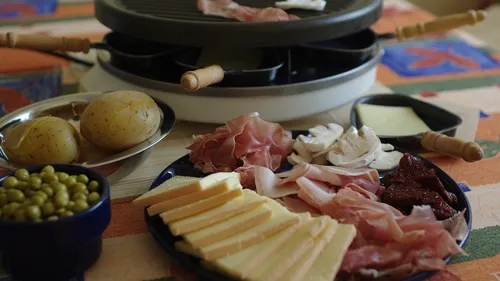 Participer au concours du plus gros mangeur de raclette de France,...