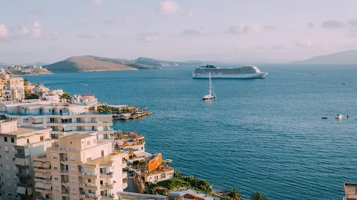 A 77 ans, une américaine quitte Los Angeles pour vivre sur un...