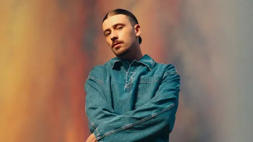 Un clip et un album live : 2025 se termine en beauté pour Pierre...