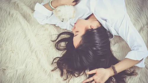 La grasse matinée du week-end pourrait être bonne pour votre cœur