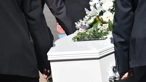 Equateur : sur le point d’être enterrée, une femme se réveille dans...