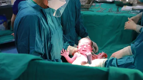 Elle apprend qu'elle est enceinte et accouche... deux heures après !