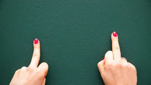 Canada : la justice considère que faire un doigt d'honneur est un...