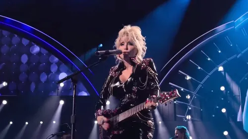 Guitares et guitaristes de légende : la Mitchell MM100 de Dolly Parton