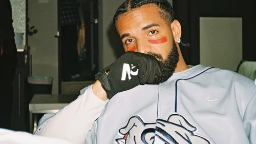 Drake accusé d'avoir fait de la chirurgie esthétique après avoir...