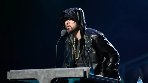 Eminem entre au Rock and Roll Hall of Fame et rend hommage à sa...