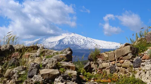 Le volcan italien Etna est entré en éruption.