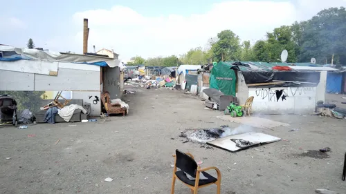 Le campement illégal menaçant de retarder les travaux du Câble 1...