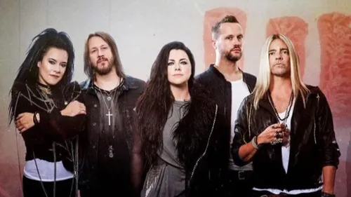 Evanescence revient avec le single « Who Will You Follow » pour...