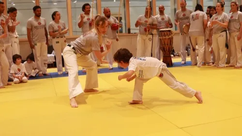 On découvre la capoeira pour les enfants.