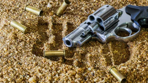 Il souffre de violentes migraines, on lui découvre une balle dans...