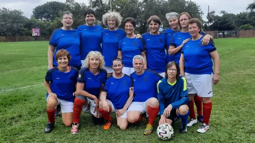 Football : à plus de 50 ans, elles chaussent leurs crampons pour...