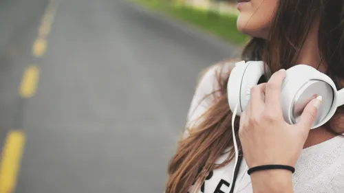 La musique générée par l’IA exclue des charts en Australie