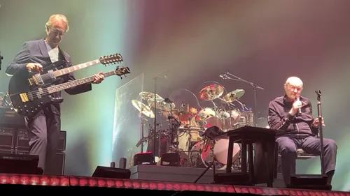 Revivez les adieux émouvants de Phil Collins sur scène avec Genesis...