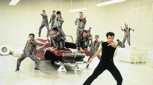 Grease : quand le disco rend hommage au rock n roll des 50’s  