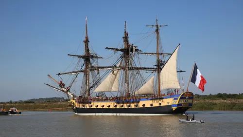 L’Hermione quitte Rochefort pour six mois de réparation