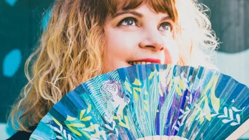 Une dessinatrice de BD humoristiques en dédicace à Angers