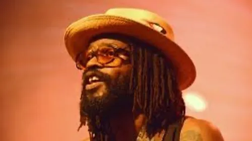 Bordeaux : Tété sur la scène de la Rock School Barbey avec un...