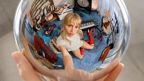 Angèle dévoile la date de sortie de son nouvel album et un nouveau...