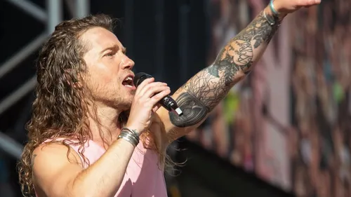 Julien Doré sa tournée américaine annulée révèle les obstacles pour...