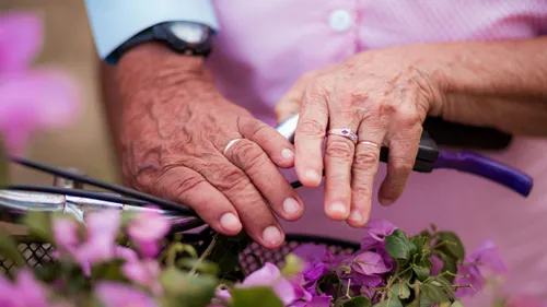 Se marier tard : un engagement qui pourrait vraiment améliorer la...