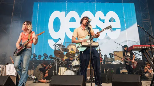 Geese livre une performance live mélancolique chez Tiny Desk