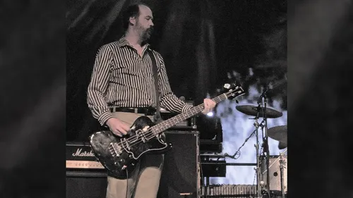 Guitares et guitaristes de légende : la Gibson Ripper, la basse de...