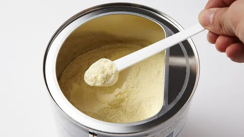 Rappels de laits infantiles : Nestlé et Lactalis face à leurs...