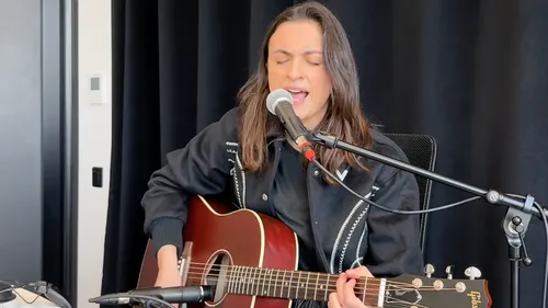 Laura Cox dévoile « Not Your Story », un nouveau single dans la...