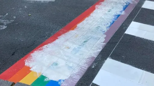 Tours : les passages piétons arc-en-ciel déjà dégradés