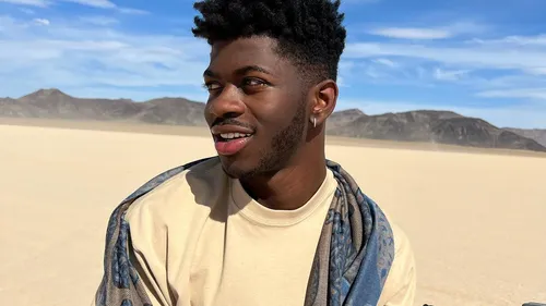 Victime d’une envie très pressante, Lil Nas X interrompt son...