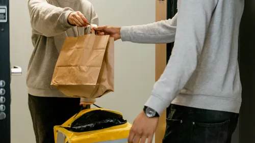 Auxerre : il braque un livreur, mange à deux pas et se fait arrêter...