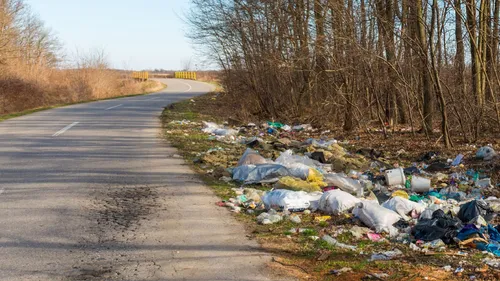 Cher : un conseiller municipal dévoile des autocollants pour dire...