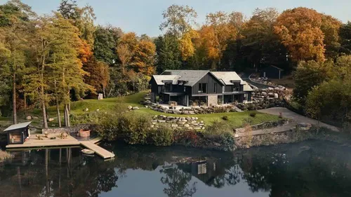 Elle ignore les conseils de son mari et gagne une incroyable villa