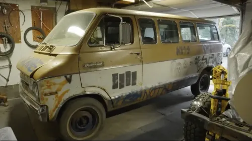 Un van décoré par Kurt Cobain bientôt vendu aux enchères… à la découpe